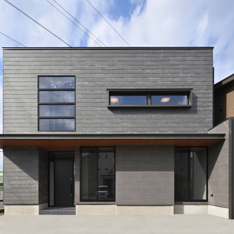 大庇とSOLIDOが映えるスクエアなファサード アイキャッチ画像