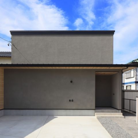 無垢材香る内観とモダンなフォルムに渋み漂うクールな外観 アイキャッチ画像